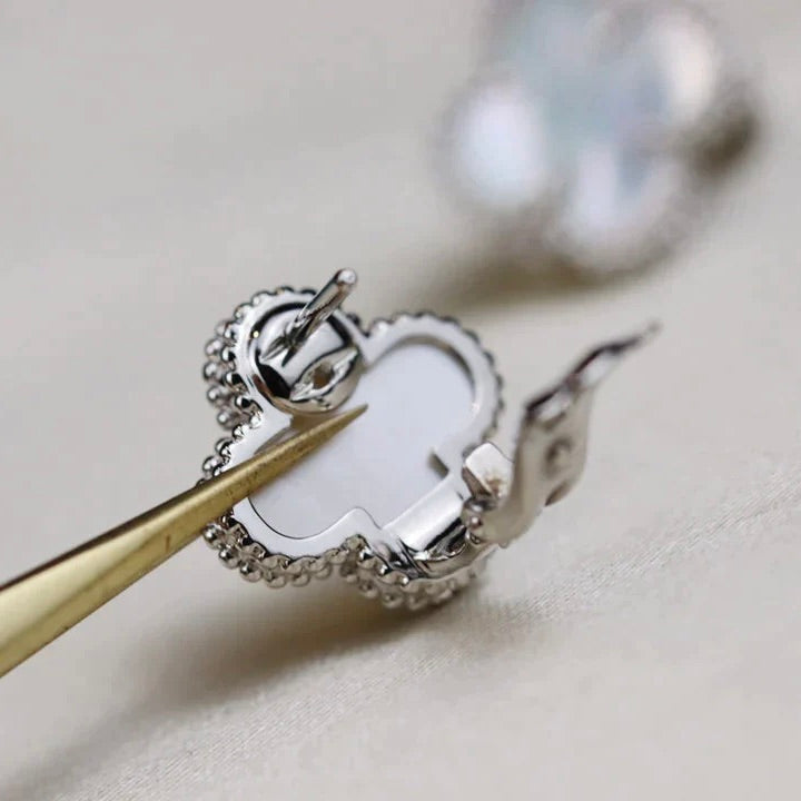 CLOVER MEDIUM 1 MOTIFS WHITE MOP EARRINGS SILVER