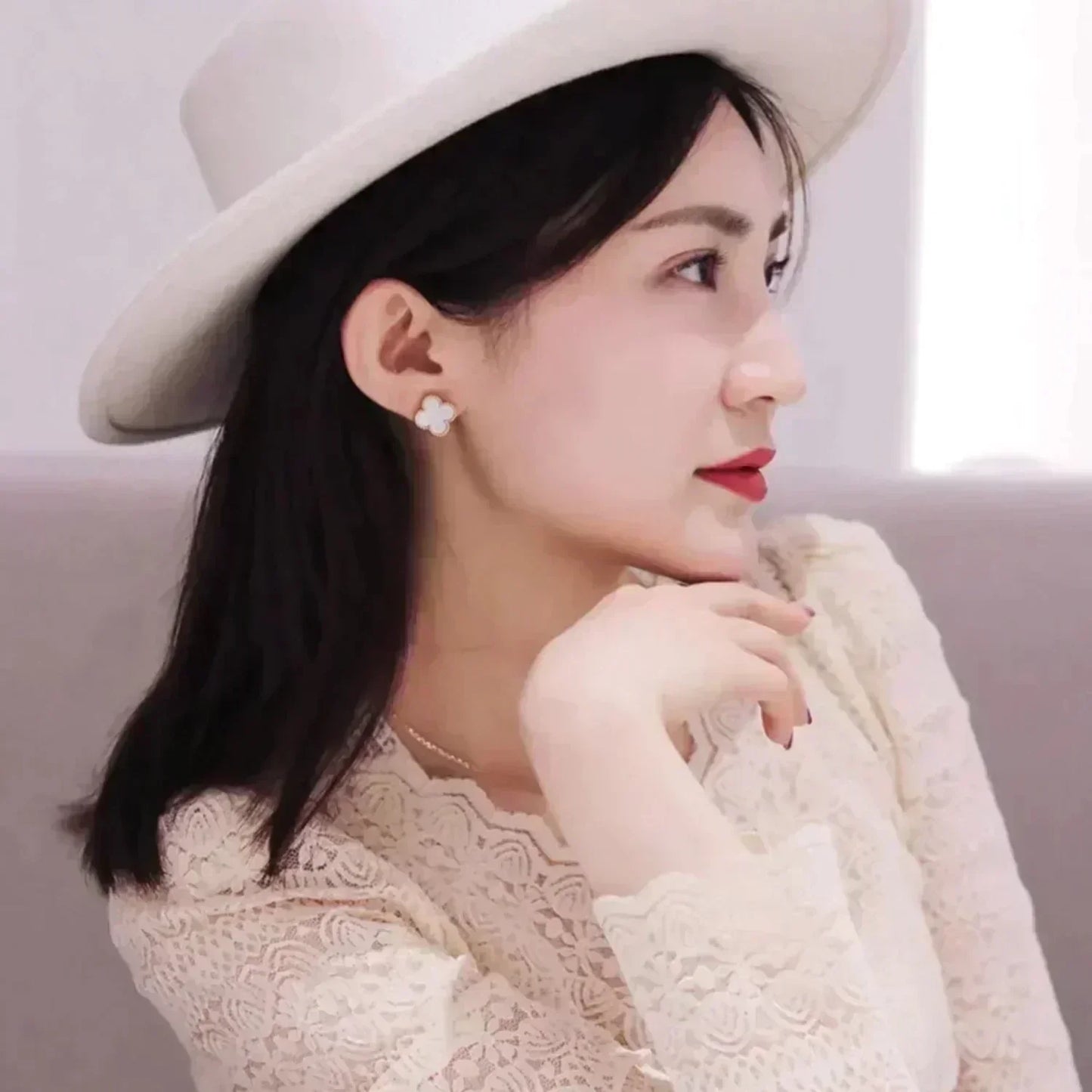 CLOVER MEDIUM 1 MOTIFS WHITE MOP STUD EARRINGS