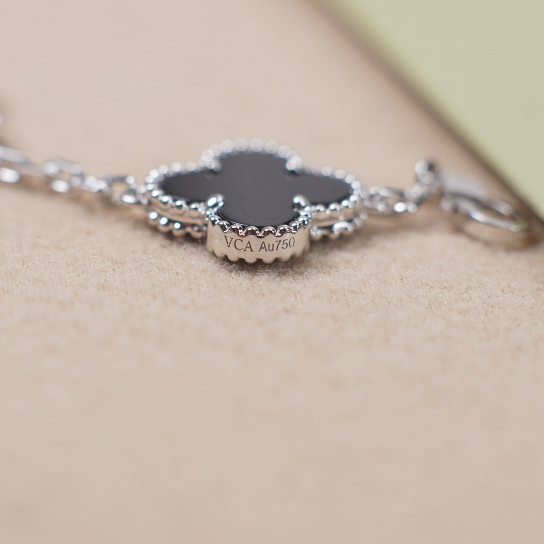 CLOVER 5 MOTIF ONYXS BRACELET SILVER