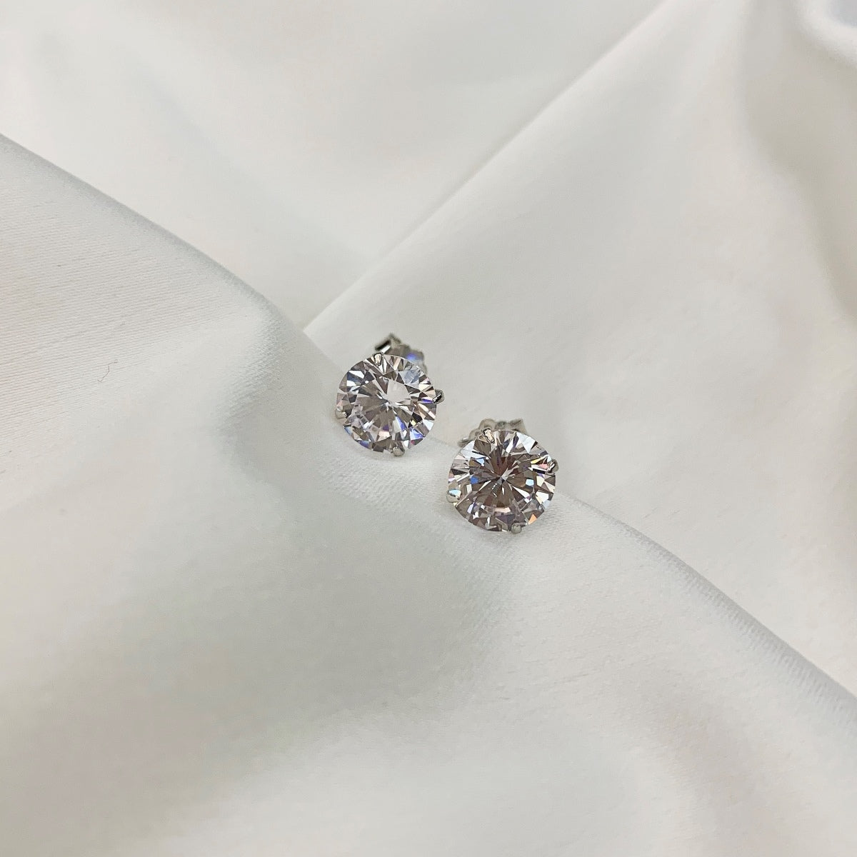 [HOT]Stylish Shiny Round Center Stone Stud Earrings