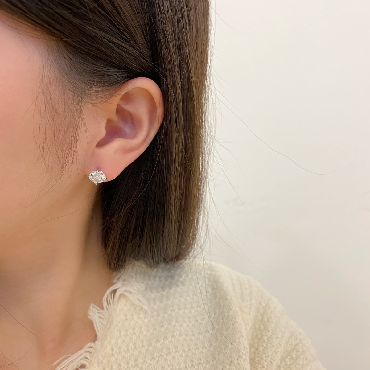 [HOT]Stylish Shiny Round Center Stone Stud Earrings
