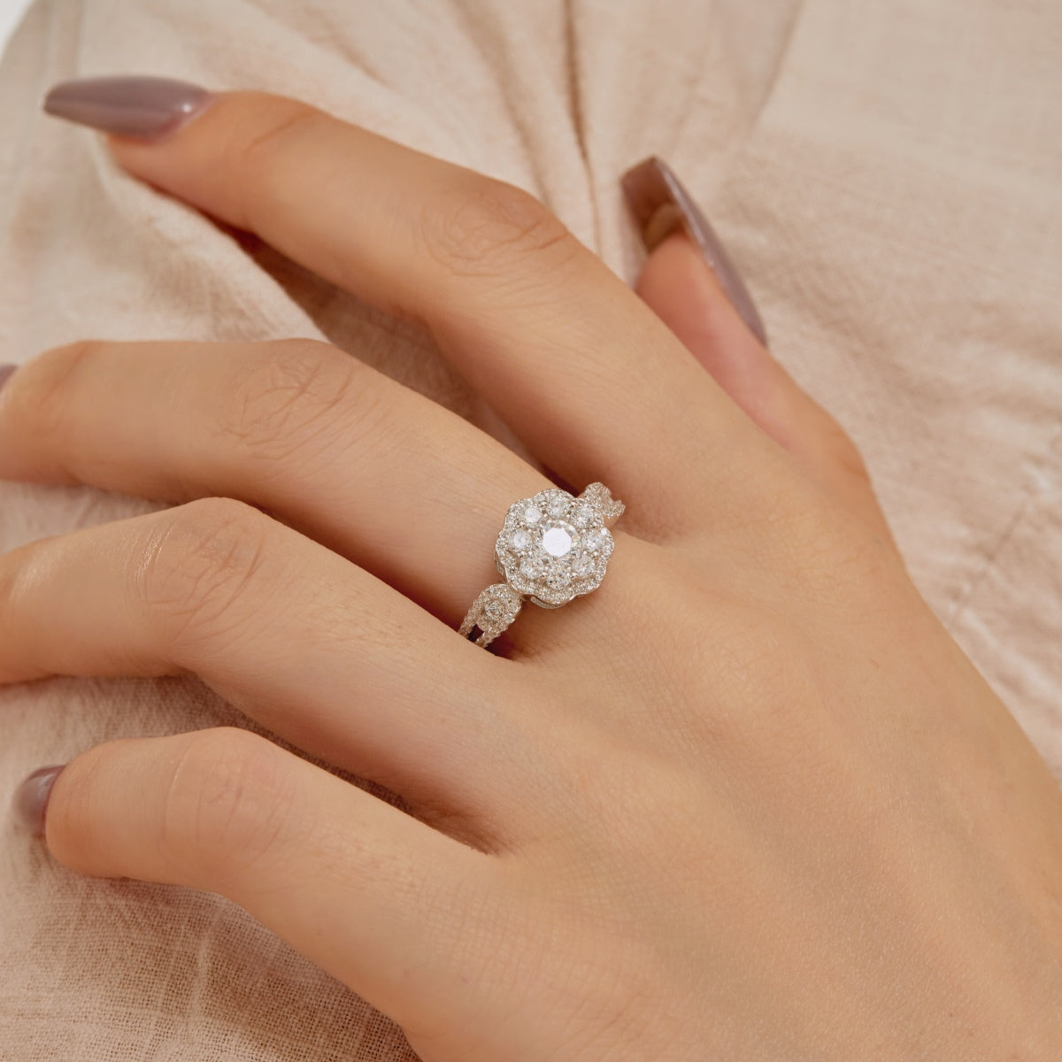 [HOT]Delicate Colorful Round Cut Flower Shape Wedding Ring