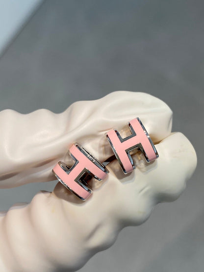 أقراط ديانا ميني بوب إتش الفضية باللون الوردي