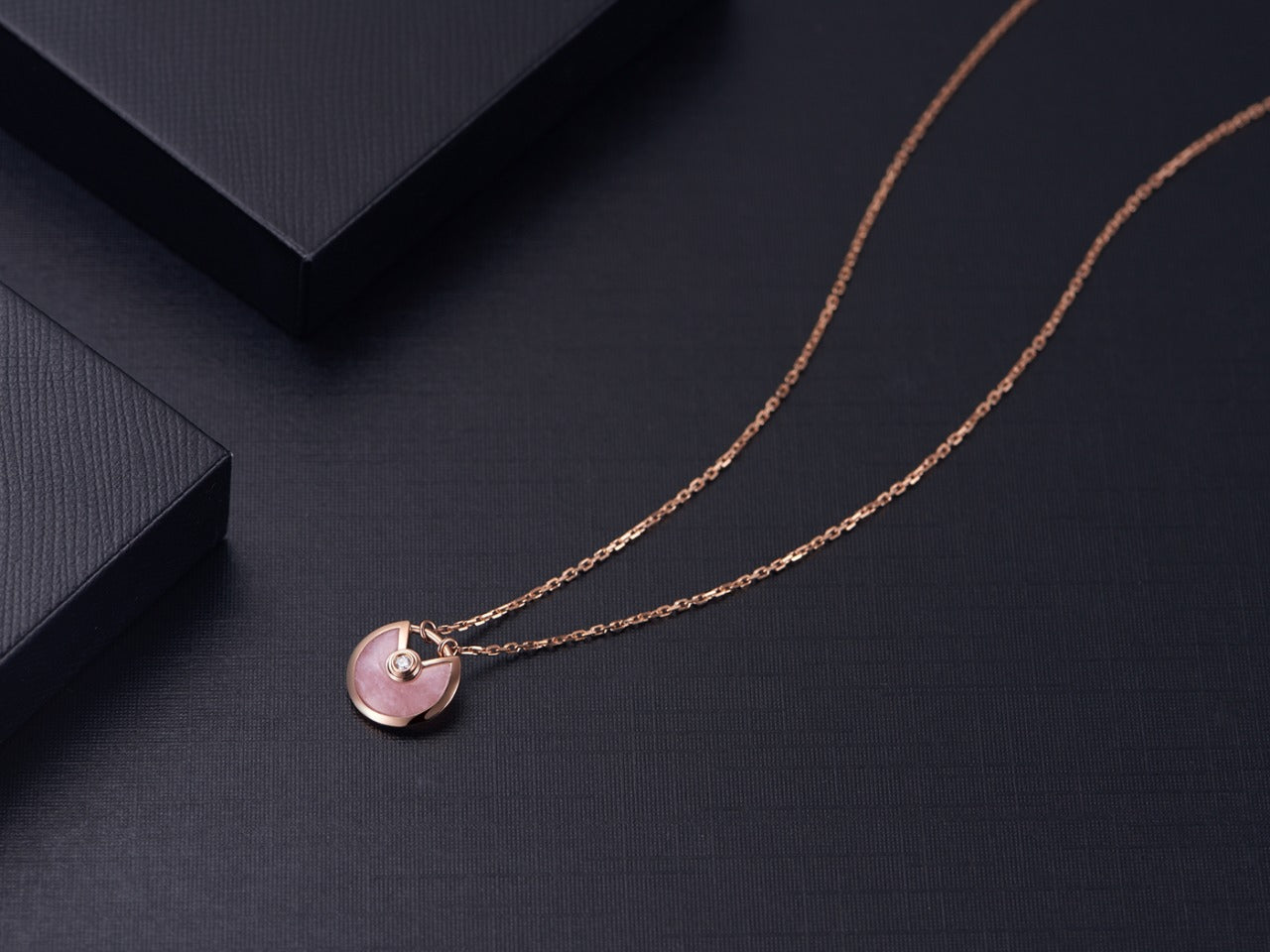 Collier Diana Amulette en or rose et nacre rose