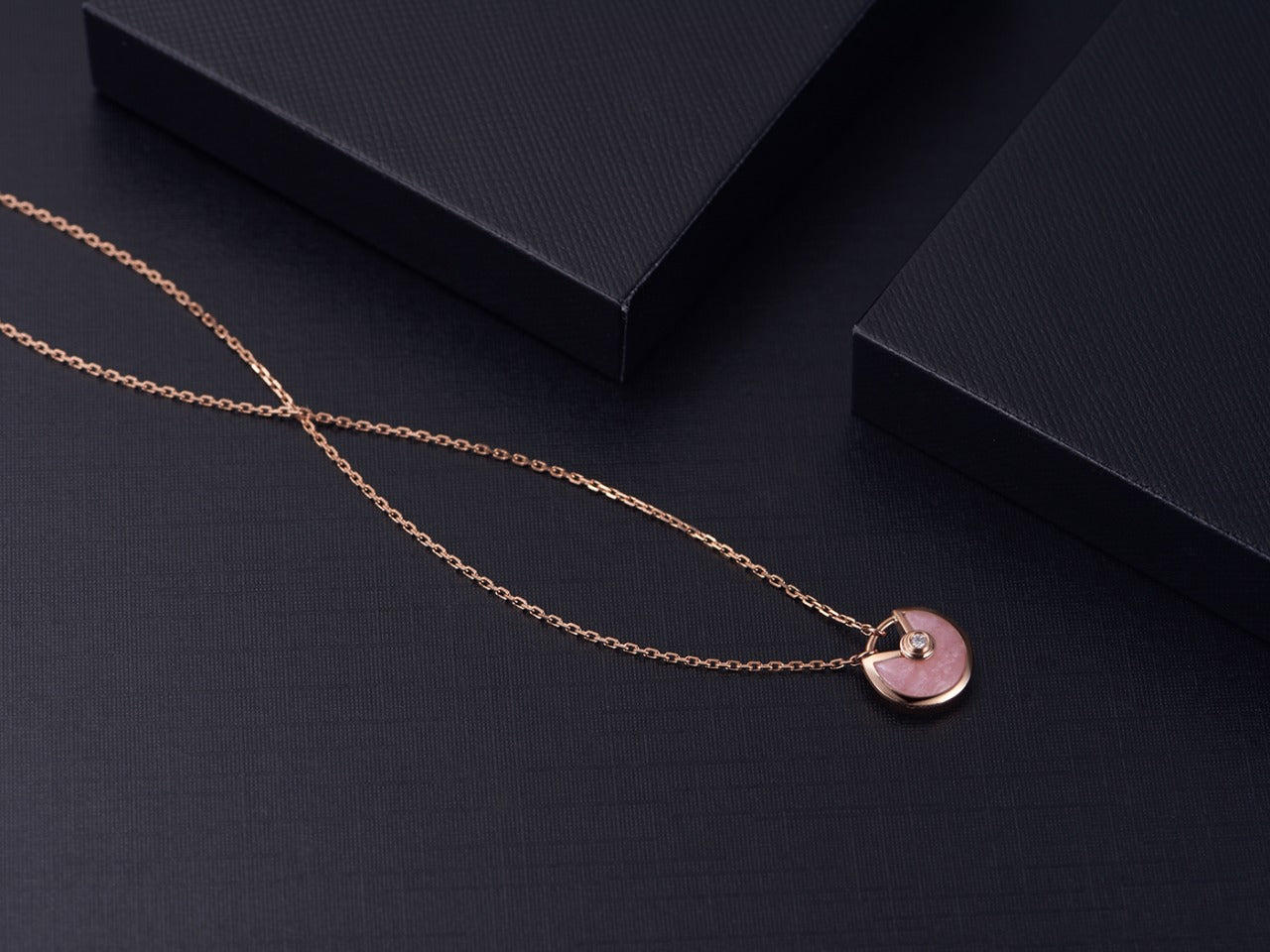 Collier Diana Amulette en or rose et nacre rose