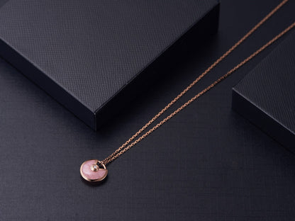 Collier Diana Amulette en or rose et nacre rose