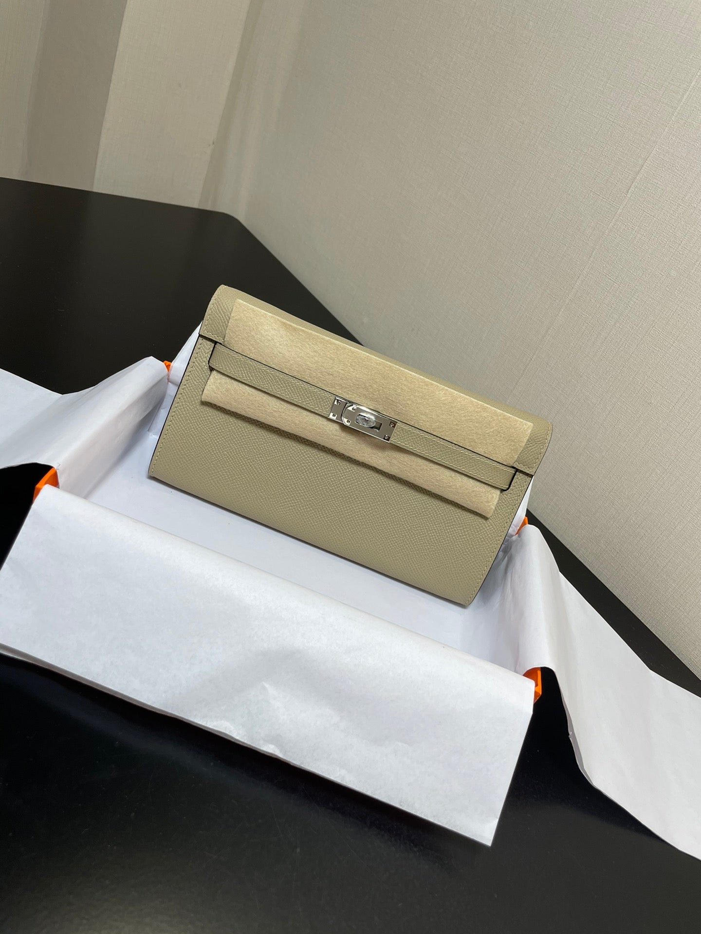 kelly to go wallet 20.5 lichen epsom silver hardware
