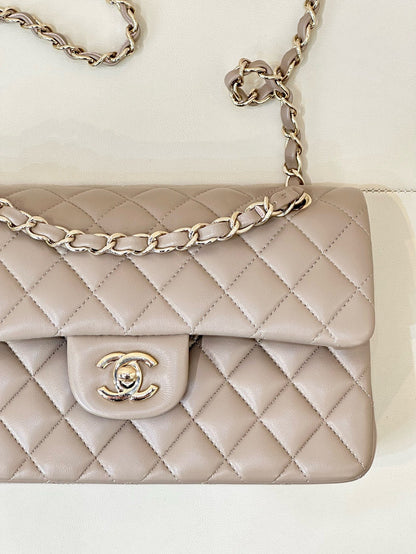 FLAP BAG 23CM BEIGE LAMBSKIN LIGHT GOLD HARDWARE