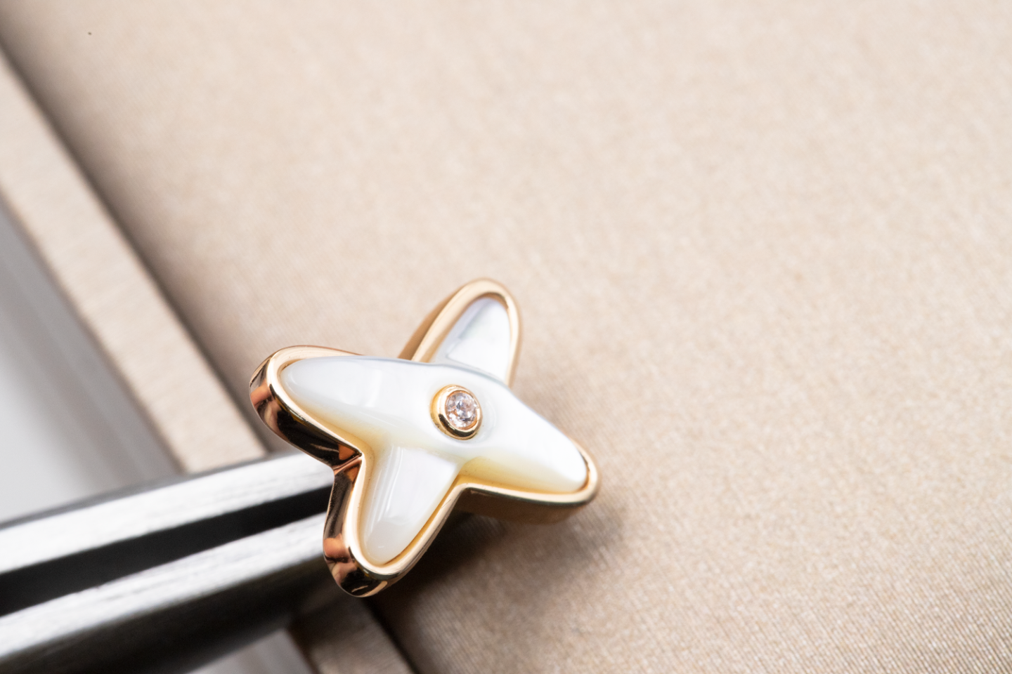 DIANA JEUX DE WHITE MOP ROSE GOLD DIAMOND EARRINGS