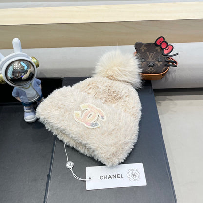 BEANIE HAT IN WHITE CREAM SOLF FLEECE 419711