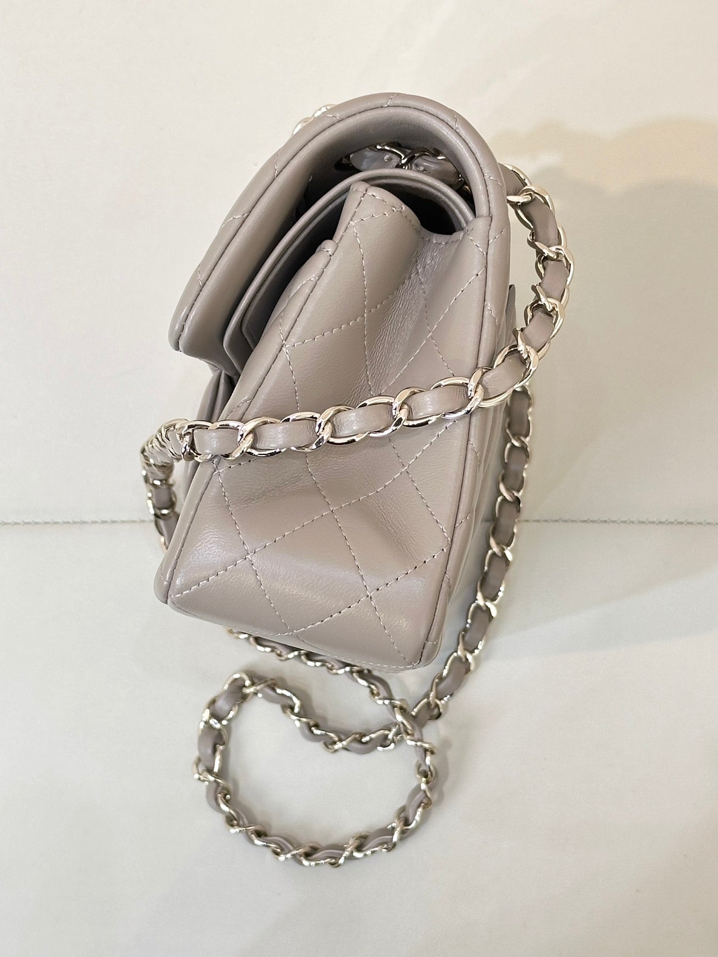 CLASSIC FLAP 23CM BEIGE LAMBSKIN LIGHT GOLD HARDWARE