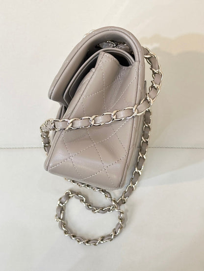 CLASSIC FLAP 23CM BEIGE LAMBSKIN LIGHT GOLD HARDWARE