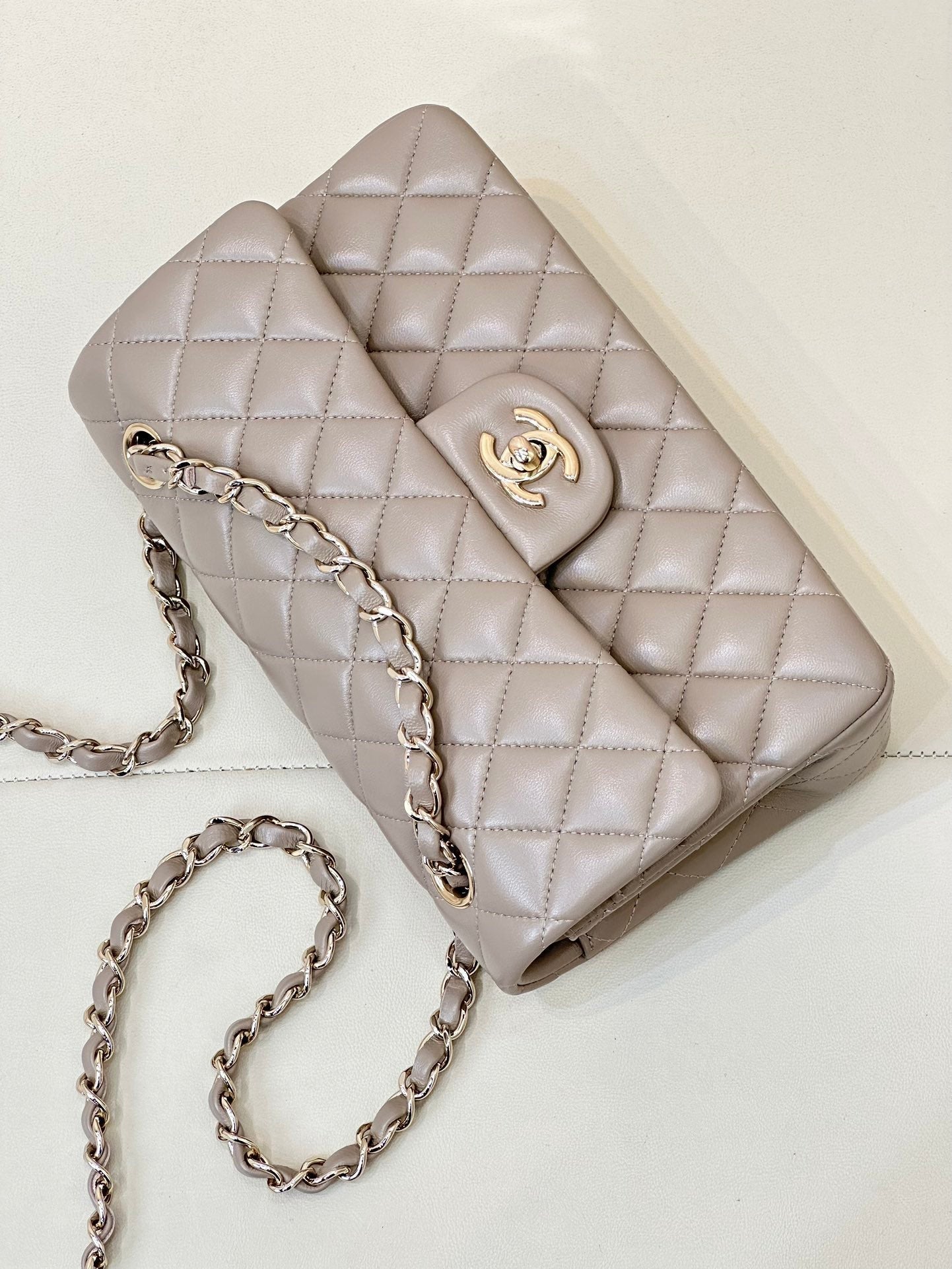 CLASSIC FLAP 23CM BEIGE LAMBSKIN LIGHT GOLD HARDWARE