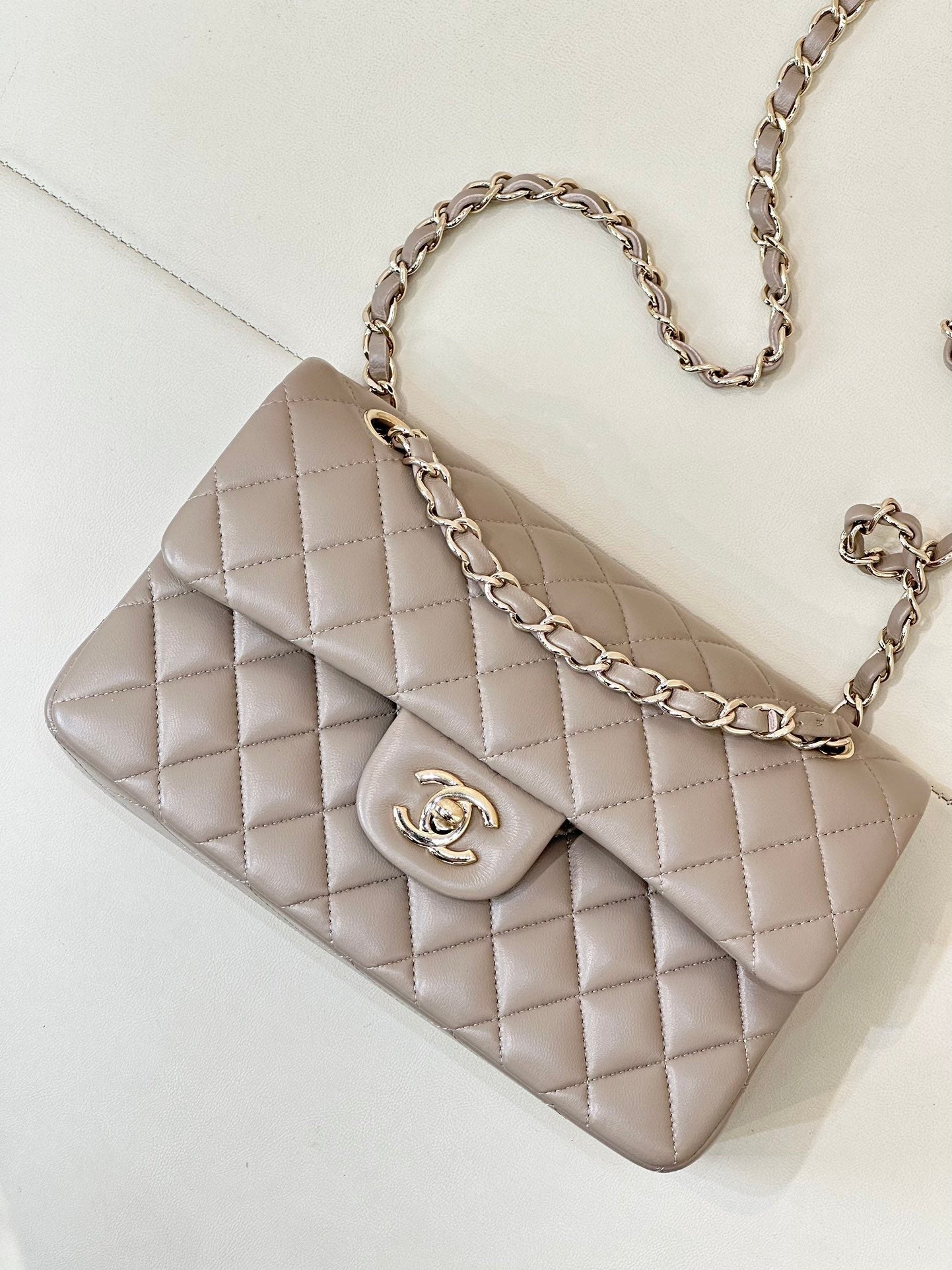 CLASSIC FLAP 23CM BEIGE LAMBSKIN LIGHT GOLD HARDWARE