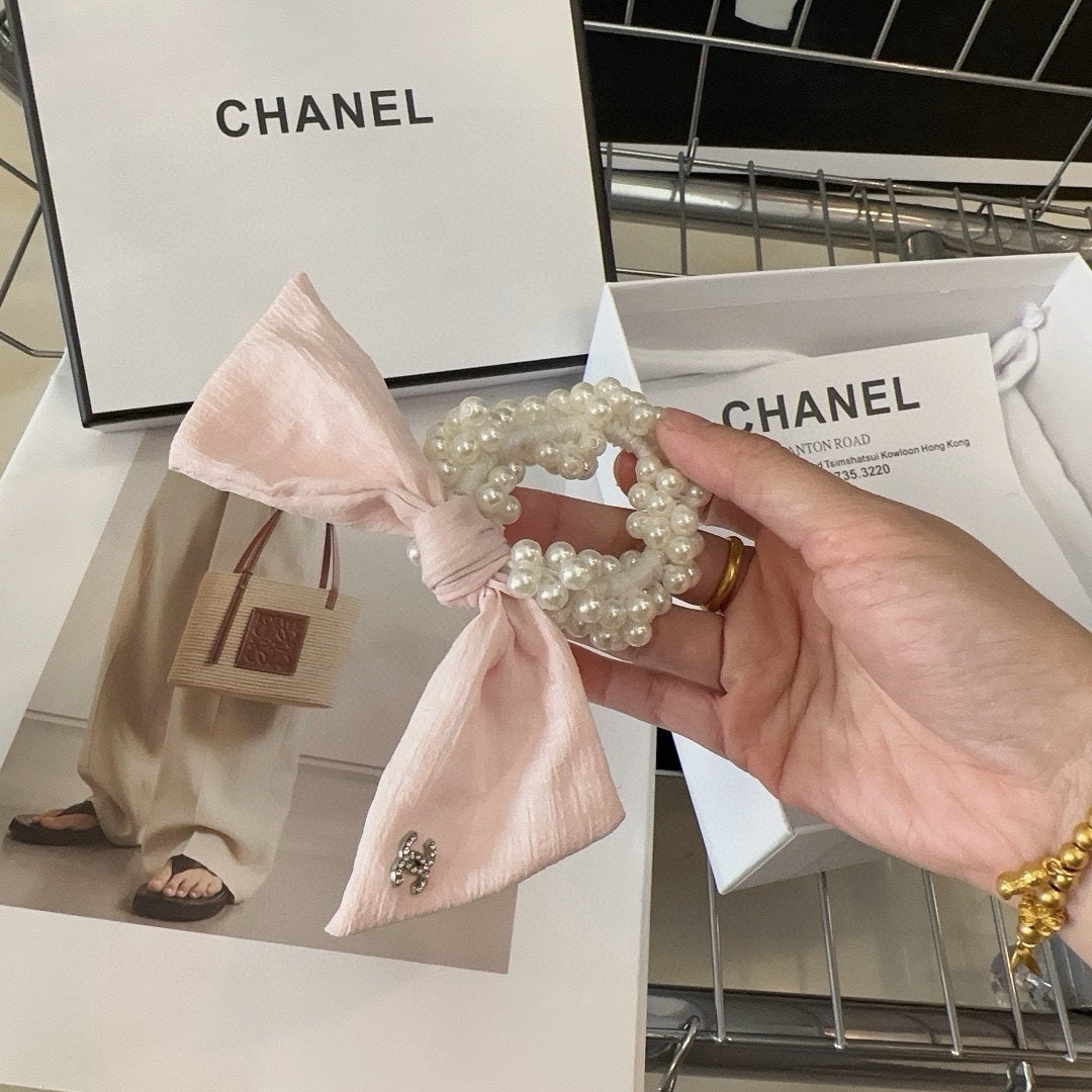 LIGHT PINK WRINKLED FABRIC WITH PEARL SCRUNCHIE 358300
