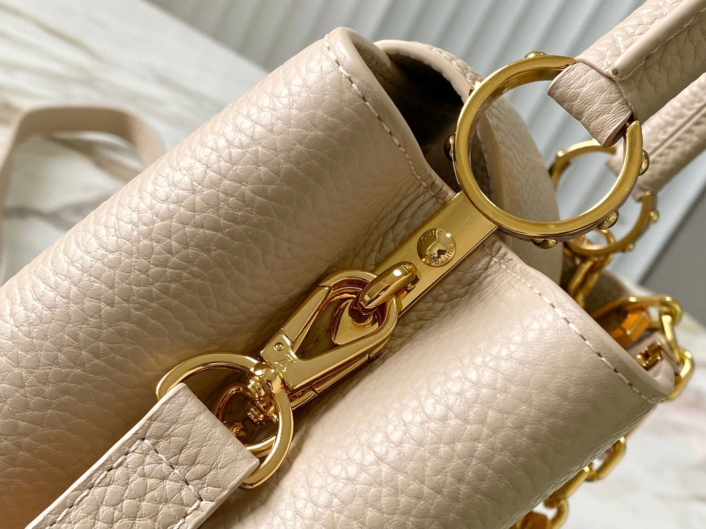 CAPUCINES BB 27CM BEIGE TAURILLON LEATHER