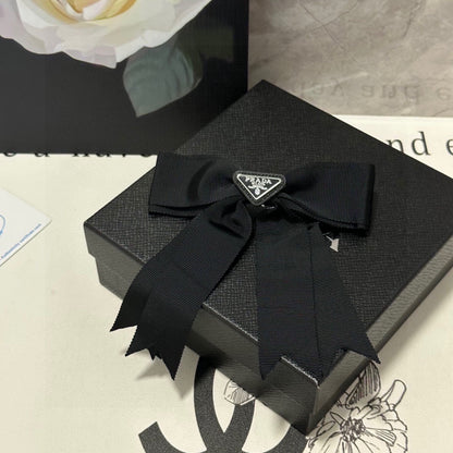 BOW HAIR CLIP IN BLACK FABRIC 406107