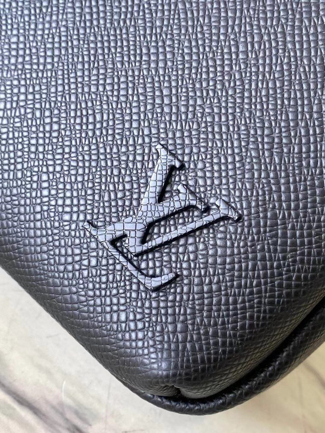 ?AVENUE MESSENGER 22 IN BLACK CALFSKIN