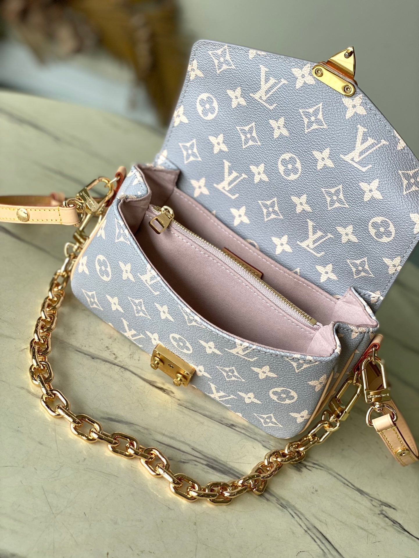 POCHETTE M¨¦TIS EAST WEST 21 IN GRAY CREAM MONOGRAM TRIANON CANVAS GOLD HARDWARE