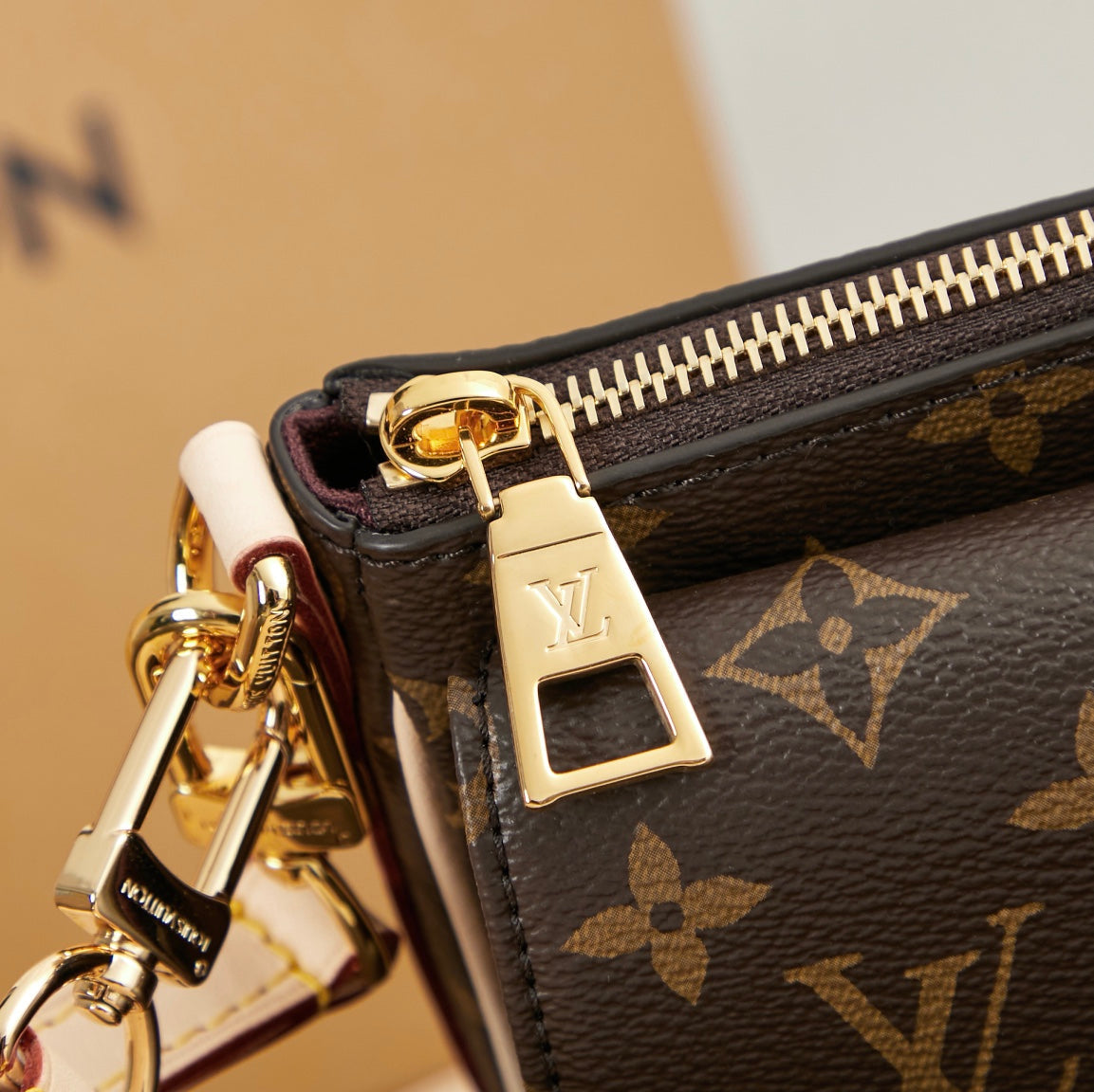 VIVACIT¨¦ 25 IN BROWN MONOGRAM CANVAS GOLD HARDWARE