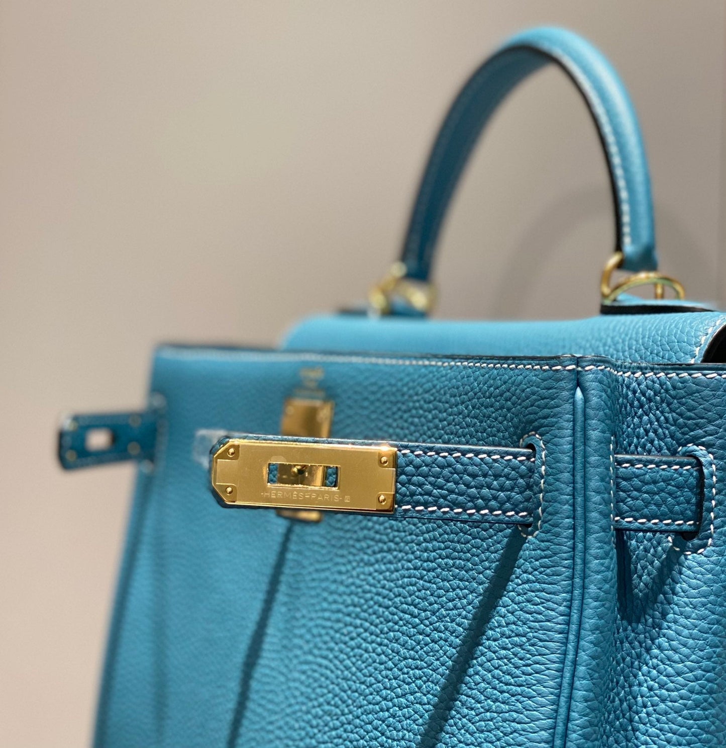 HM KELLY 28CM BLUE SKY TOGO GOLD HARDWARE
