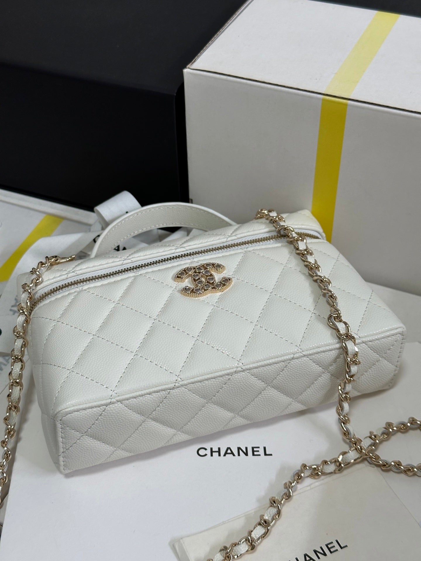 CC 25P Vanity Case 19.5cm White Calfskin Heart Rhinestone 243604