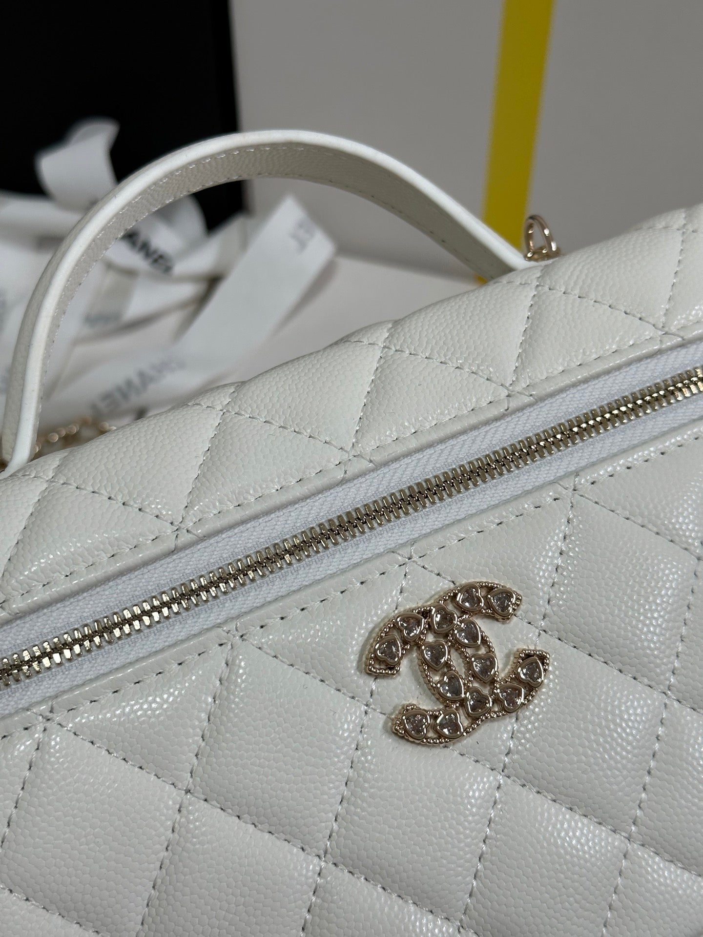 CC 25P Vanity Case 19.5cm White Calfskin Heart Rhinestone 243604
