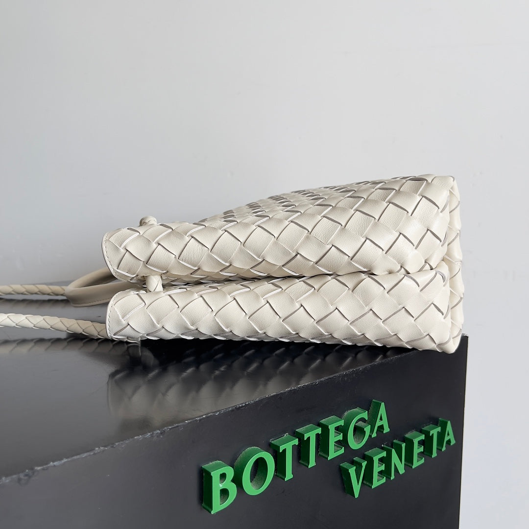 BV Medium Andiamo 32 In Cream Lambskin Ghw 209094