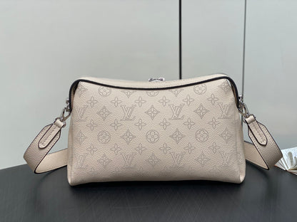 hand it all pm 29cm beige mahina calfskin