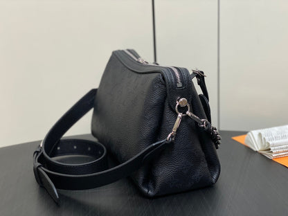 hand it all pm 29cm black mahina calfskin
