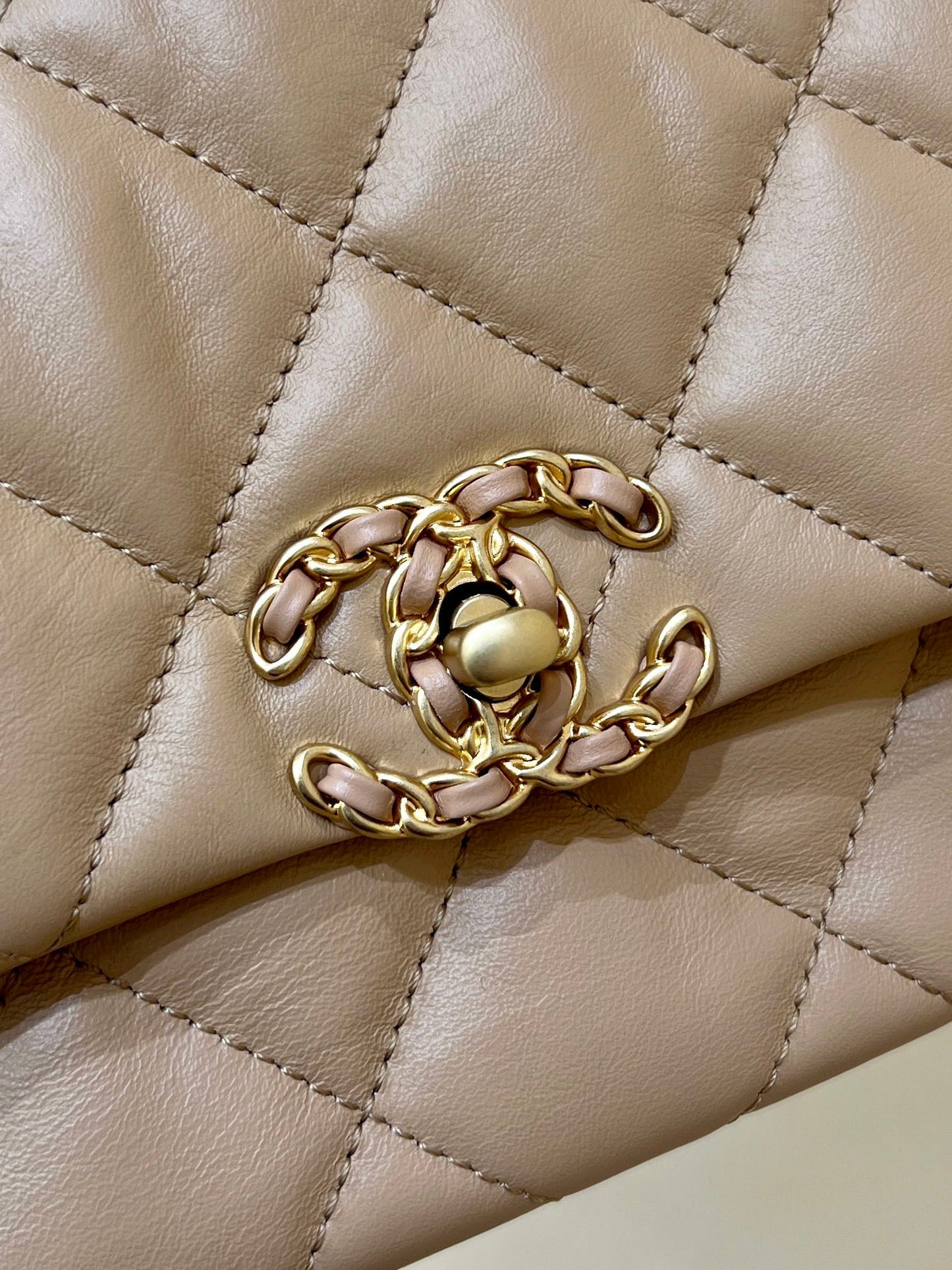 19 FLAP BAG 20 BEIGE BODIN CALFSKIN GOLD HARDWARE